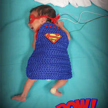 毛线编织让万圣节新生儿监护病房的宝宝们变身超人宝宝