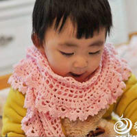 粉色钩针方格编儿童围巾