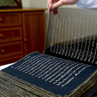 艺术家用丝绸打造精致柔美经典书籍