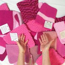 美国数千名女性织上万顶粉色猫帽抗议 