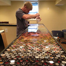 小伙2530枚啤酒瓶盖打造炫彩家庭酒吧台面