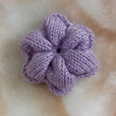 毛线编织六瓣花的编织方法 装饰花另一种织法的圈织版