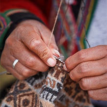 葡萄牙编织 将毛线挂在身上进行编织的古老棒针编织技术