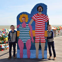 毛线涂鸦包裹英小镇百年码头 与游客趣味互动