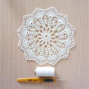 可以做杯垫也可以做装饰花片的小型钩针蕾丝