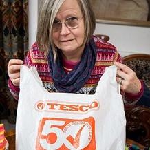英国这位织女放毛线的袋子火了 用了36年的超市塑料购物袋