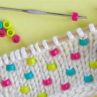 简单使用钩针为棒针编织物增加小亮点  打毛线串珠小技巧 