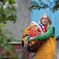 行走的艺术毛衣 90后冰岛编织艺术家的怪诞毛衣