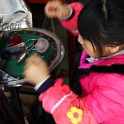 西充袖珍奇女子用手工毛衣編織幸福人生