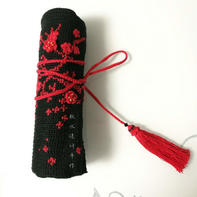 红梅笔帘 钩绣结合梅花图案笔帘针包