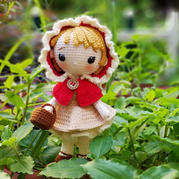 穿連帽斗篷的可愛鉤針小紅帽娃娃