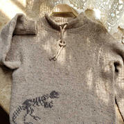男童棒針恐龍圖案彩點羊毛抽繩領套頭毛衣