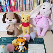 4款毛線編織鉤針玩偶（卷耳狗、長腿維尼熊、圍巾兔、小老虎）