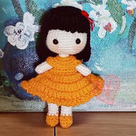 娃娃家2.0钩针穿黄裙子的小女孩