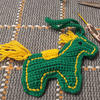 “镶金边的绿码”毛线编织钩针小马挂件