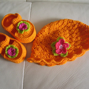 小花装饰漂亮钩针宝宝镂空帽与配套婴儿鞋