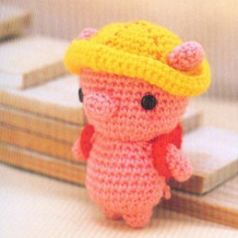 毛线编织钩针背书包的小猪玩偶