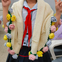 彩色山茶花花边钩针毯子披肩